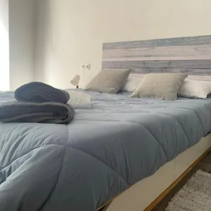 Piso En El Centro Del Vendrell. Alojamiento Entero. Apartamento